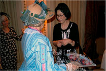 ウイラードホテルで当時の衣装を纏った婦人たちに出迎えられる村垣妙子さん。