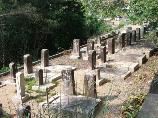 写真は山田家墓地。黒い墓碑左端が馬次郎の碑。